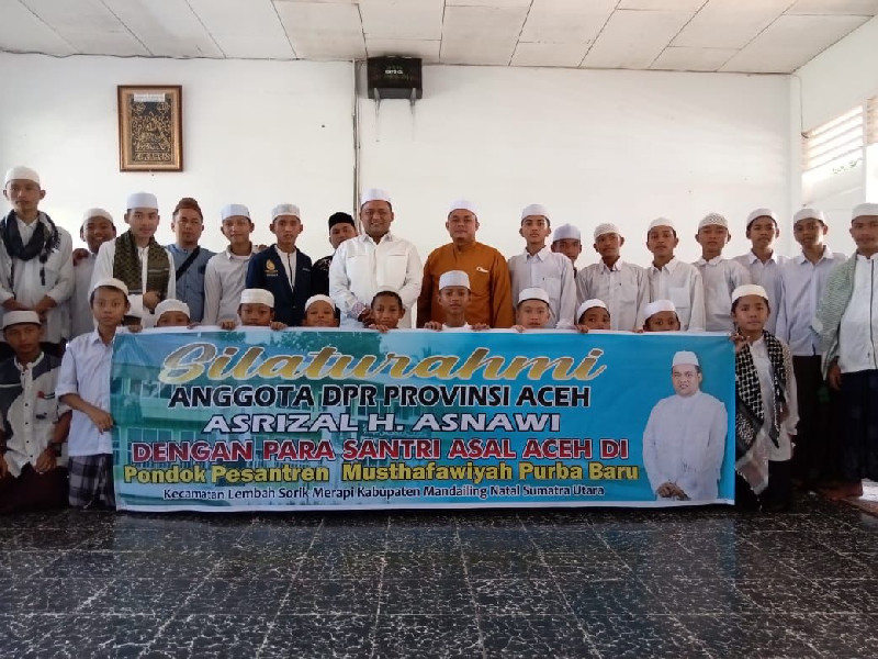 Disela Reses, Asrizal Sambangi Santri Aceh di Mustafawiyah Mandailing Natal
