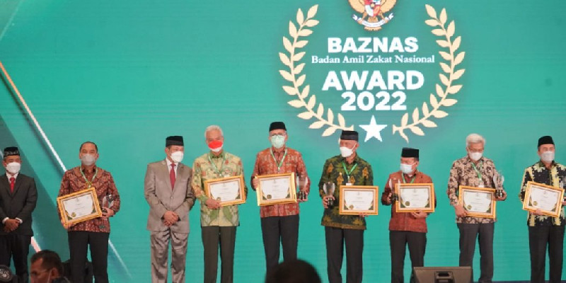 Gubernur Aceh Terima Anugerah BAZNAS Award 2022