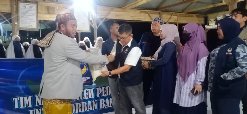 Ketua DPW Partai NasDem Aceh Serahkan Bantuan Banjir di Tamiang