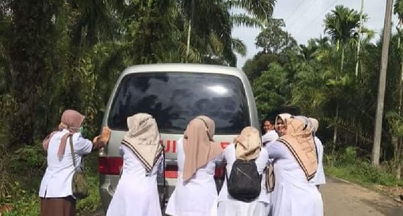Vaksinator di Aceh Utara Terpaksa Menumpang Mobil Pegangkut Kambing