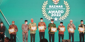 Gubernur Aceh Terima Anugerah BAZNAS Award 2022