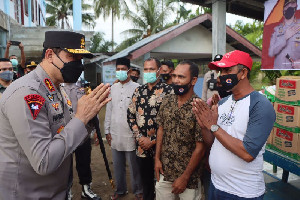 Kapolda Aceh Serahkan Bantuan Kepada Korban Banjir