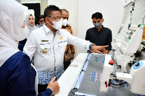 Dorong Perkembangan Pengrajin Tas, Pemko Banda Aceh dan BAS Serahkan 20 Mesin Jahit