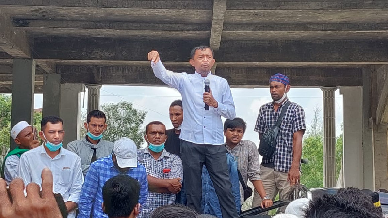 Puluhan Demonstran Geruduk Kantor DPRK Aceh Timur