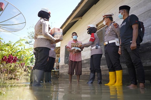 Korban Banjir Aceh Utara Dapat Bantuan Sembako Dari Dirlantas  Polda Aceh