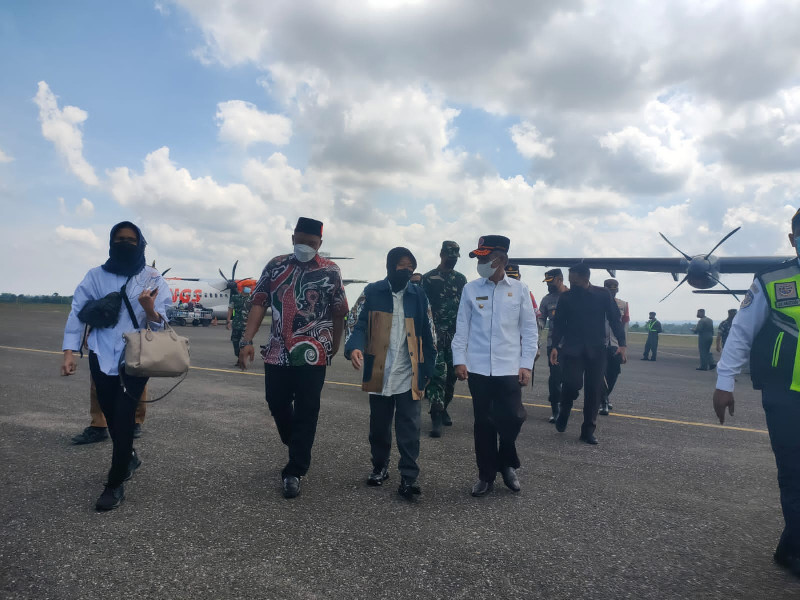 Mensos dan Fadhil Rahmi Kunjungi Korban Banjir di Pesisir Utara Aceh