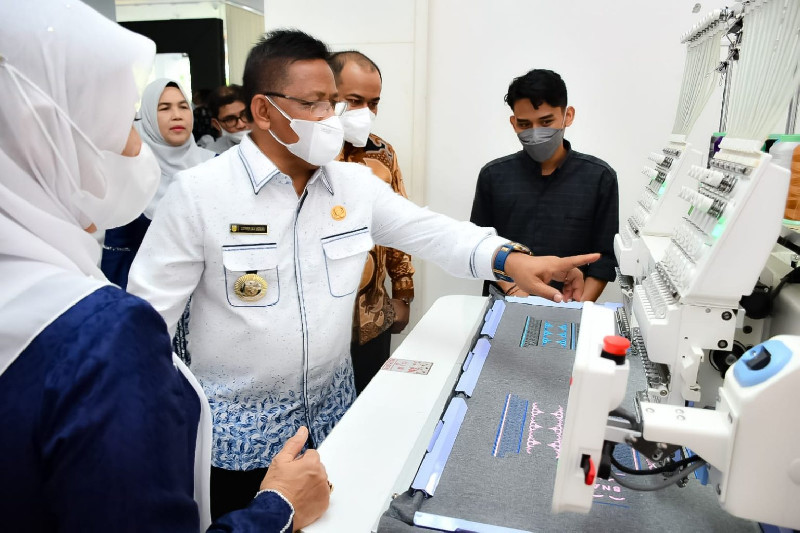 Dorong Perkembangan Pengrajin Tas, Pemko Banda Aceh dan BAS Serahkan 20 Mesin Jahit