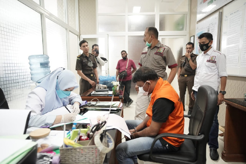 Tim Tabur Kejati Aceh Jemput Terpidana Korupsi Irwanto di Bandara SIM
