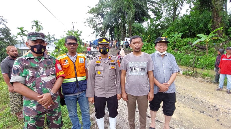 Ketua DPRK Aceh Timur Tinjau Lokasi Banjir dan Jalan Amblas di Ranto Peureulak