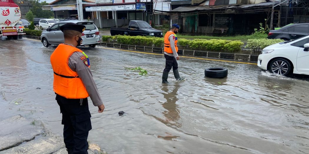 Patroli Antisipasi Banjir, Personel Polres Lhokseumawe Pantau Sejumlah Titik