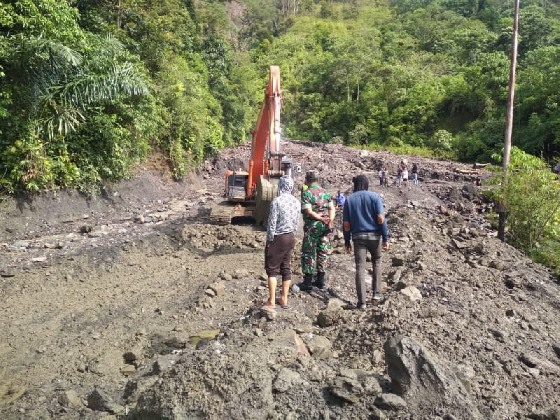 TNI Bersama BPBD Bersihkan Material Lumpur Akibat Longsor di Wer Tingkem