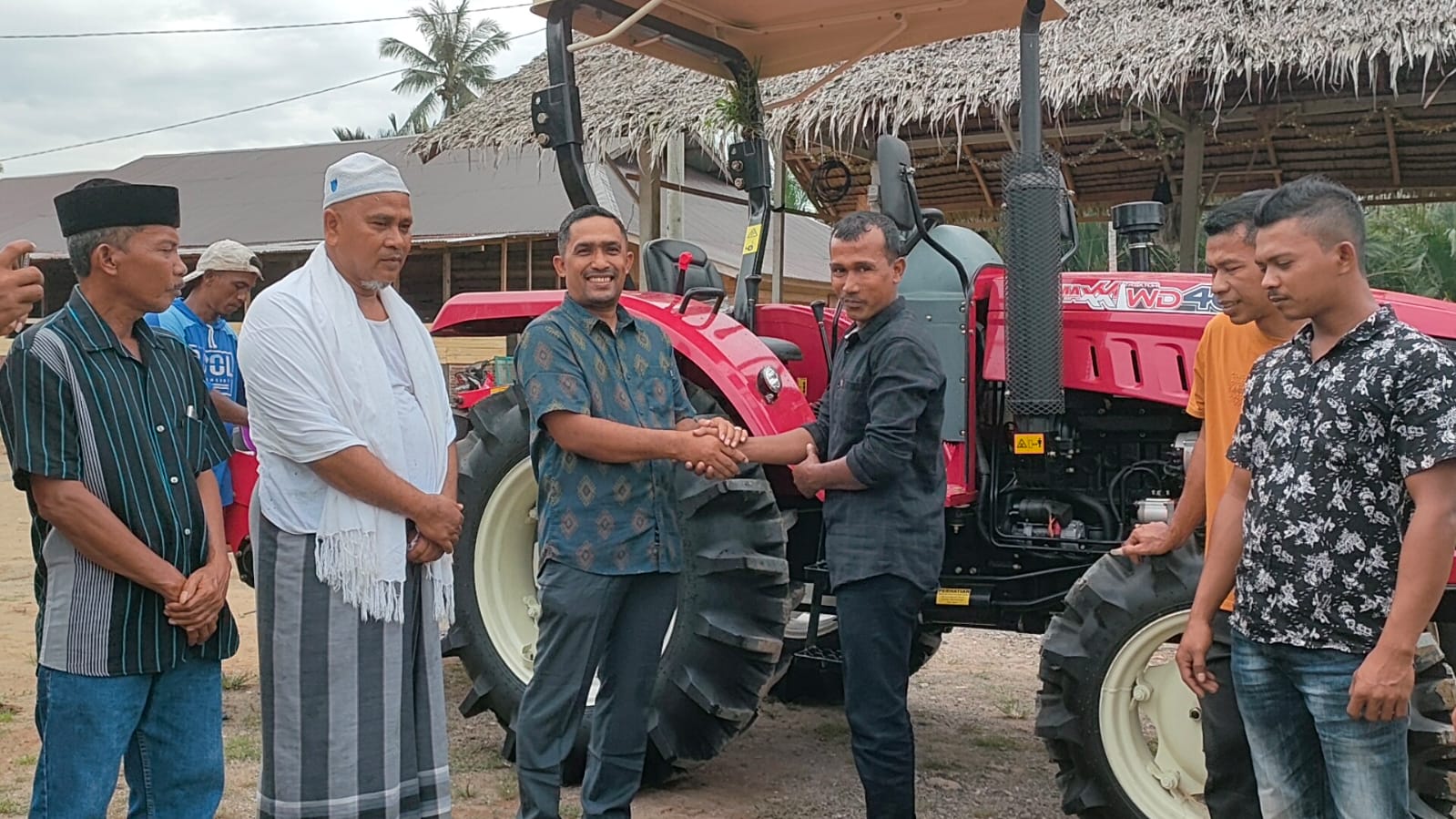 Prananda Surya Paloh Serahkan Traktor Untuk Kelompok Tani Gampong Arongan