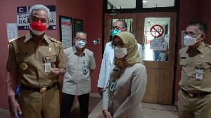 Usai Tangan Patah, Ganjar Tetap Masuk Kerja