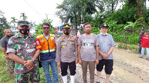 Ketua DPRK Aceh Timur Tinjau Lokasi Banjir dan Jalan Amblas di Ranto Peureulak