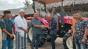 Prananda Surya Paloh Serahkan Traktor Untuk Kelompok Tani Gampong Arongan