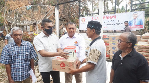 Safaruddin Salurkan Bantuan Tanggap Darurat Korban Kebakaran di Abdya