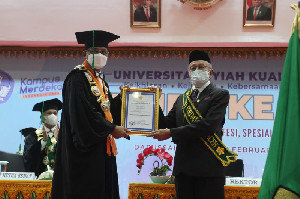 Wali Nanggroe Aceh Terima Anugerah Tokoh Perdamaian USK Award
