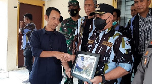 Aliansi Organisasi Peduli Danau Lut Tawar Beri Piagam Kepada Bupati Aceh Tengah