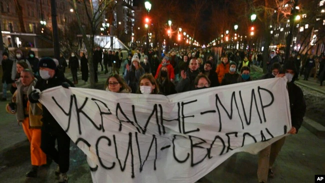 Protes Invasi ke Ukraina Berlanjut ke Kota-kota Lain di Rusia