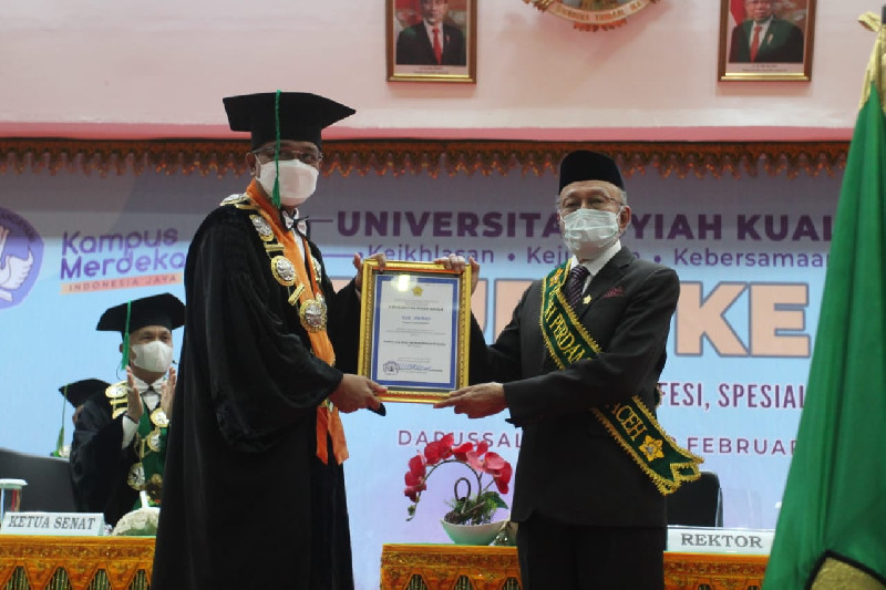 Wali Nanggroe Aceh Terima Anugerah Tokoh Perdamaian USK Award