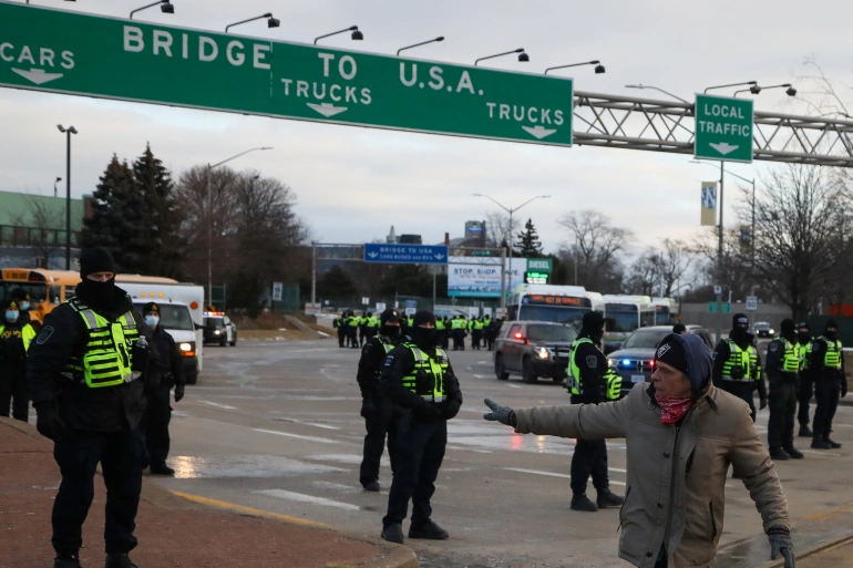 Polisi Mulai Bersihkan Blokade Jembatan Penghubung Kanada-AS dari Para Demonstran