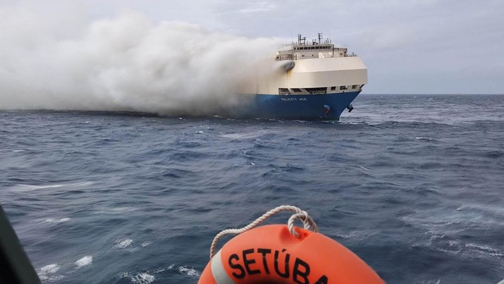 Kapal Cargo Yang Bawa Mobil Porsche dan VM Terbakar di Tengah laut