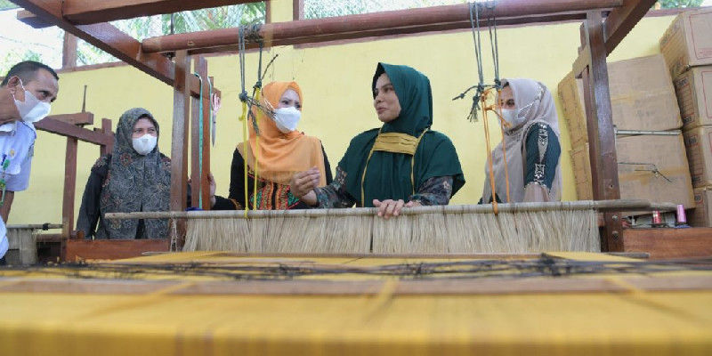 Ketua Dekranasda Aceh Kunjungi Rumah Produksi Tenun Gampong Peulalu Aceh Timur