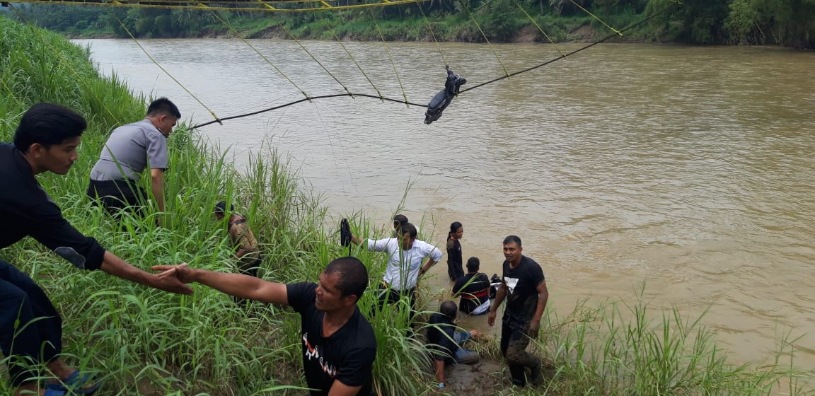 Hendak Mencari Orang Hilang, Jembatan Awe Geutah Ambruk, Warga Kecemplung Ke Sungai