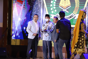 Kakanwil Kemenag Aceh Terima Serambi Award 2022