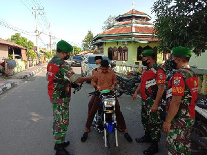 TNI Bagikan Masker Gratis kepada Warga Babussalam, Aceh Tenggara