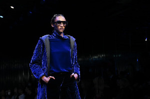 Konflik Ukraina, Desainer Ternama Beri Penghormatan di Peragaan Busana Milan Fashion Week