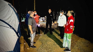 Jokowi Sarungan Ketika Kemah di IKN