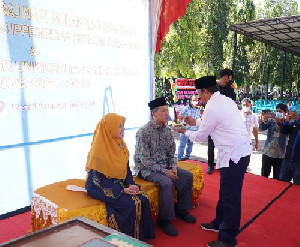 Bupati Aceh Besar Peusijuek Rektor USK