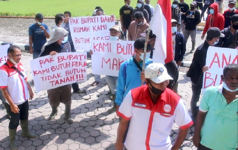 Puluhan Karyawan dan Buruh PT Desa Jaya Geruduk Kantor Bupati Aceh Tamiang