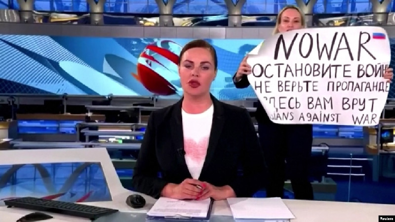 Kecam Invasi ke Ukraina, Demonstran Antiperang Interupsi Siaran Langsung TV Rusia