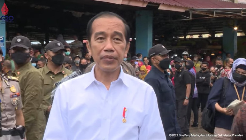 Serahkan BLT Minyak Goreng di Jambi, Jokowi: Seminggu Sebelum Lebaran Harus Selesai