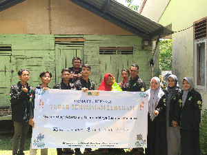 Tebar Senyuman, DEMA-FTK UINAR Banda Aceh Bagi Bingkisan Lebaran Untuk Fakir Miskin