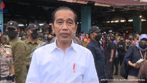 Serahkan BLT Minyak Goreng di Jambi, Jokowi: Seminggu Sebelum Lebaran Harus Selesai