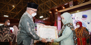 Hari Kartini 2022, Sekda Aceh Serahkan Penghargaan kepada Perempuan Berjasa dan Berprestasi