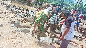 Tentara  Gendong Seorang Nenek di Banjir Bandang Aceh Tenggara