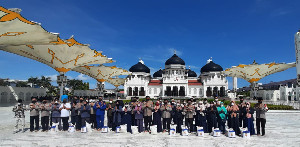 Kapolda Aceh Bagikan Sembako Untuk Marbot Masjid Raya Baiturrahman