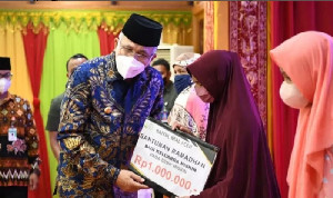 Gubernur Nova Serahkan Santunan Ramadhan kepada 13.500 Mustahik Aceh