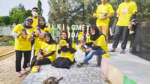 Cat Lover Kolaborasi dengan Dispar Banda Aceh Beri Makan Kucing Liar