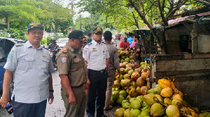 Dishub Bersama Satpol PP Banda Aceh Tertibkan Pedagang yang Gunakan Badan Jalan
