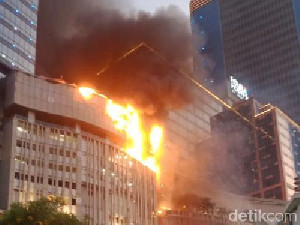 Tunjungan Plaza 5 Surabaya Terbakar, Command Center: 13 Mobil Damkar Dikerahkan