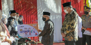 Didampingi Gubernur Nova, Wapres Serahkan Bansos untuk Warga Kota dan Aceh Besar