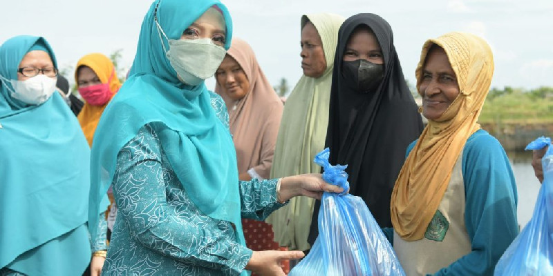 Semarakkan Bulan Ramadhan, TP PKK Aceh Berbagi Sembako untuk Masyarakat Kurang Mampu