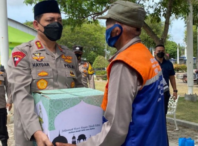 Kapolda Aceh Bagikan Ratusan Paket Sembako bagi Warga Kurang Mampu