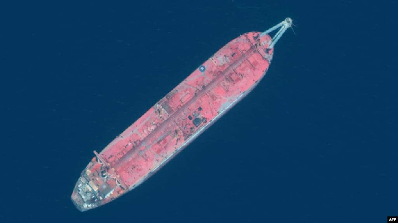 Bom Waktu Kapal Tanker Minyak Tua di Yaman