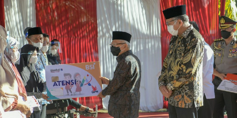Didampingi Gubernur Nova, Wapres Serahkan Bansos untuk Warga Kota dan Aceh Besar
